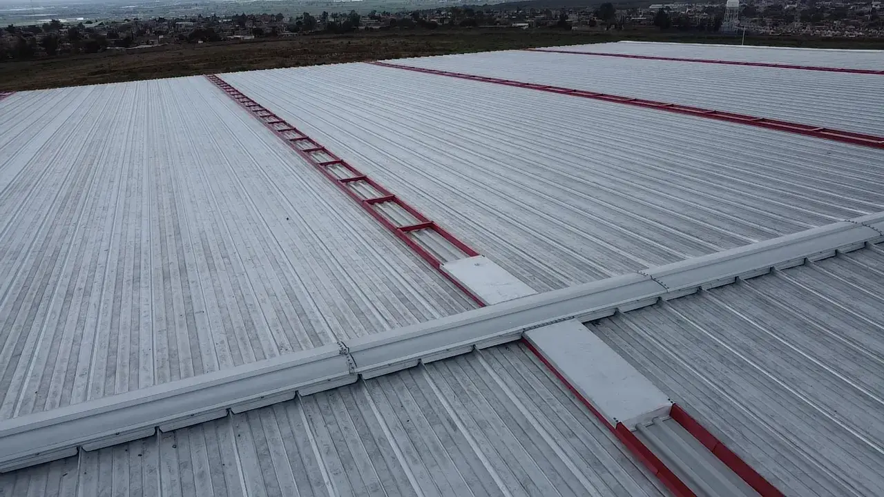 Silicón para Techos: La Solución de Alta Ingeniería para Sellar Filtraciones sin Frenar tu Operación