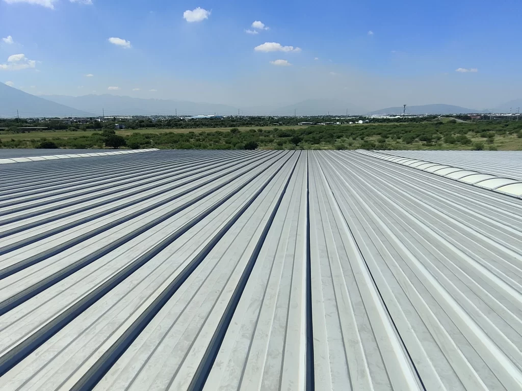 instalación profesional de lámina galvanizada en nave industrial