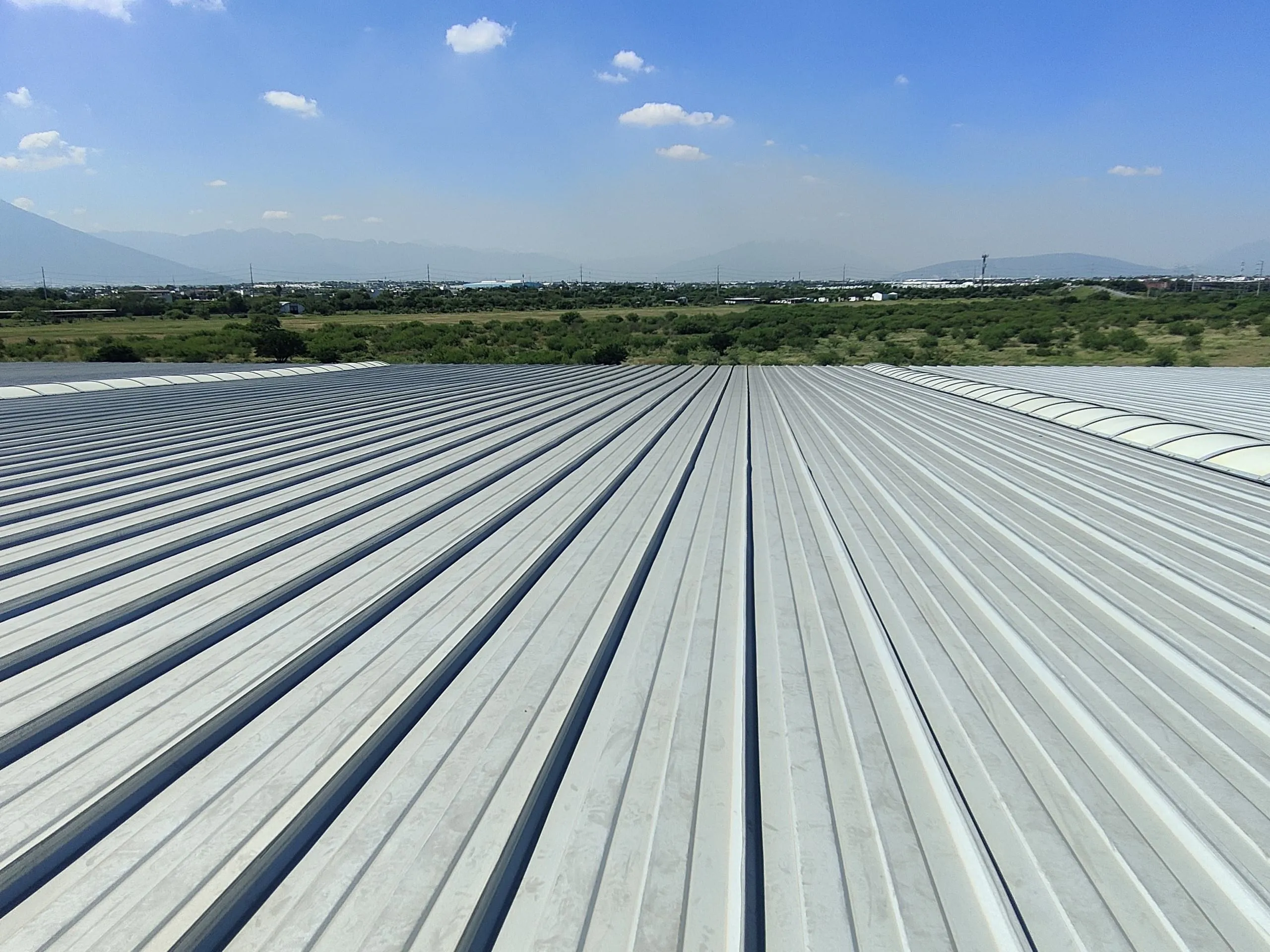 instalación profesional de lámina galvanizada en nave industrial