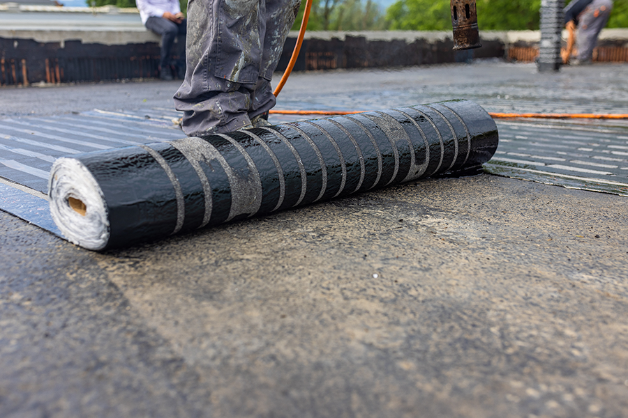 aplicación de diferentes tipos de impermeabilizante en techo plano