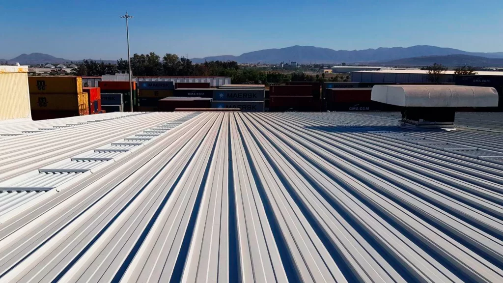 instalación de lámina KR-18 engargolada sobre estructura metálica