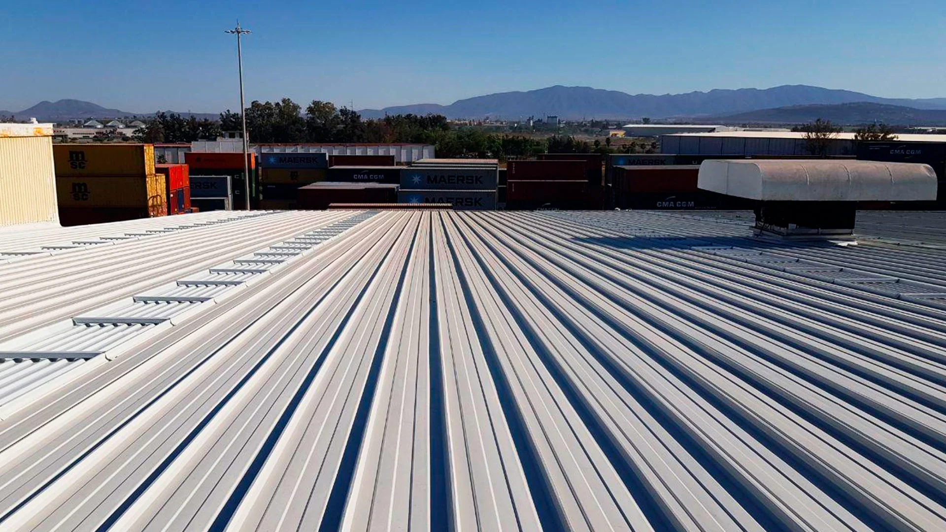 instalación de lámina KR-18 engargolada sobre estructura metálica