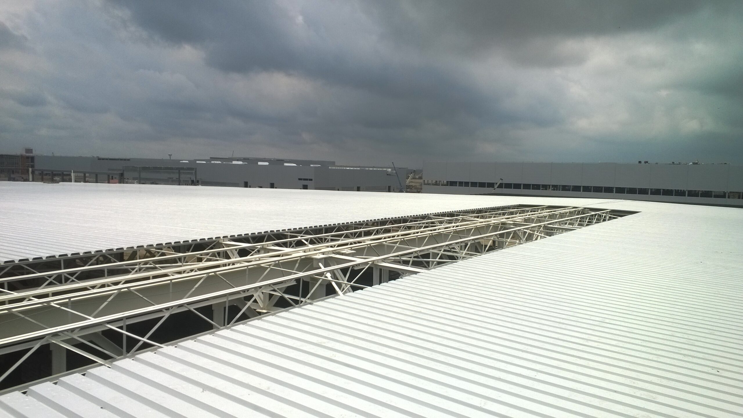 sellado de juntas en techos metálicos con materiales profesionales