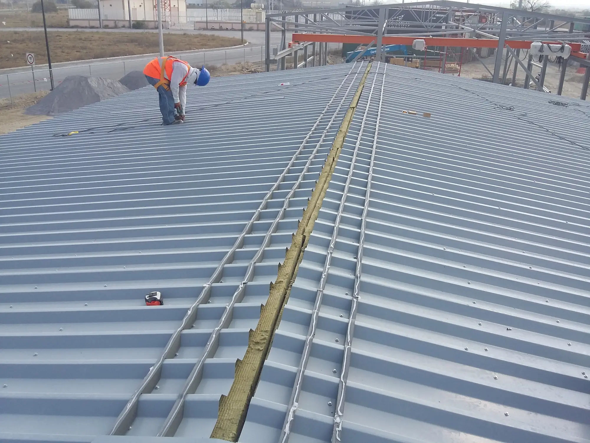 Instalación de cubiertas de multipanel industrial: eficiencia térmica y durabilidad garantizada