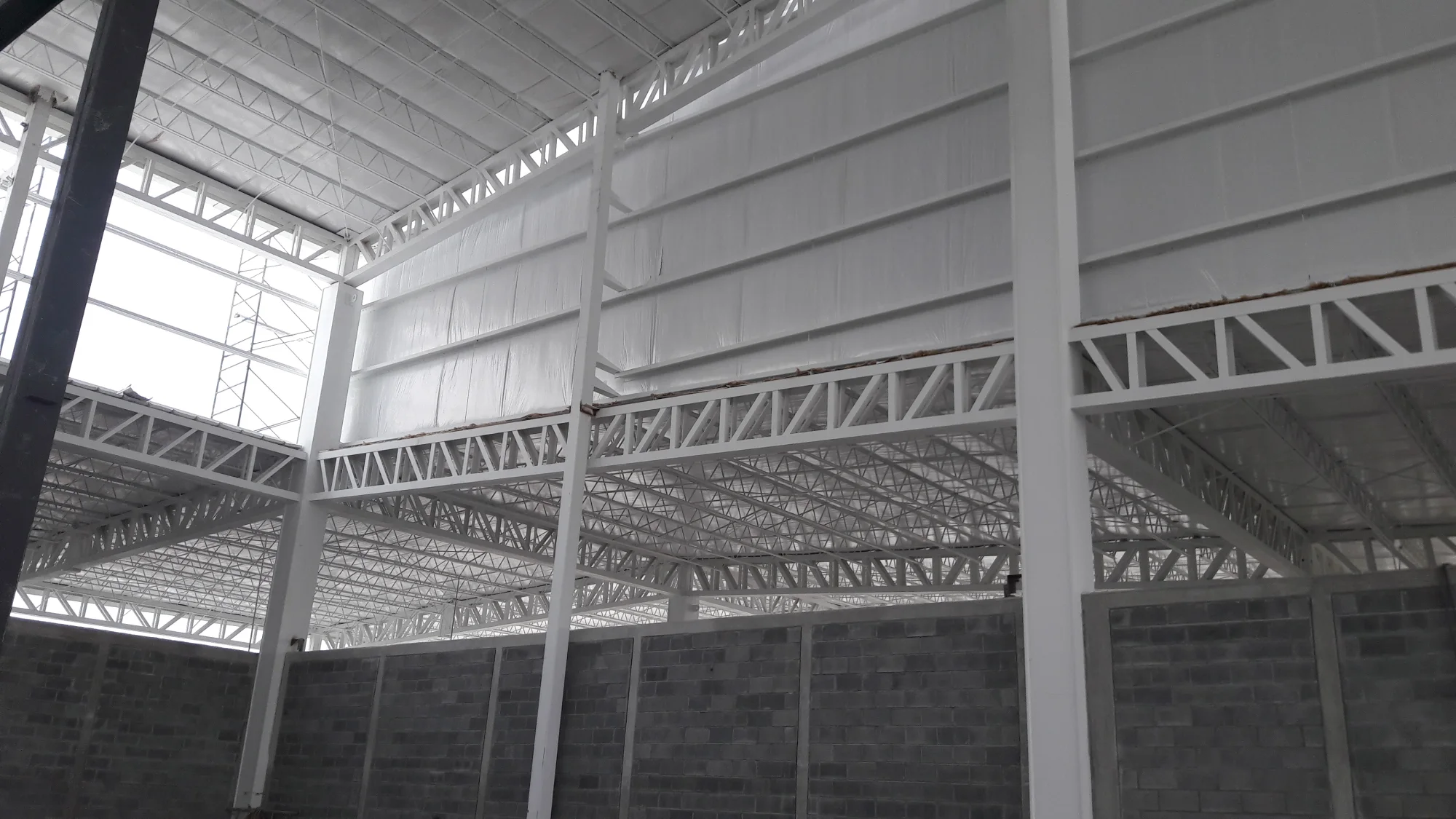 Cómo elegir el sistema de techado industrial ideal según el clima y la estructura